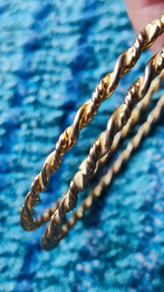 Pulseras doradas trenzadas