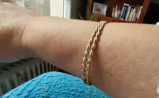 Pulseras doradas trenzadas