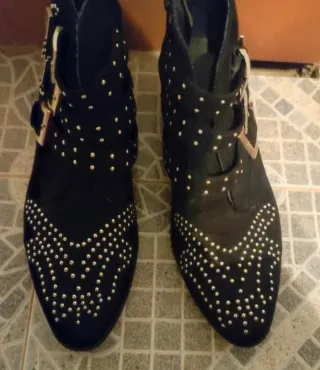 Botines negros con tachuelas