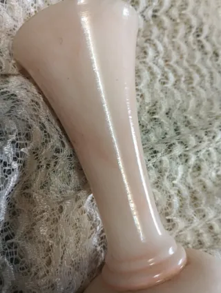 Jarrón de alabastro rosa antiguo con flores