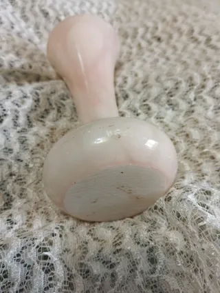 Jarrón de alabastro rosa antiguo con flores