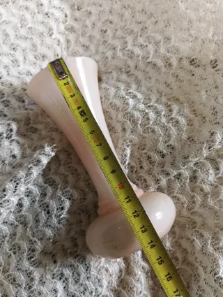 Jarrón de alabastro rosa antiguo con flores