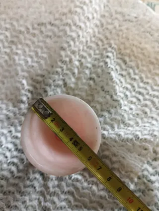 Jarrón de alabastro rosa antiguo con flores