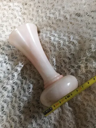 Jarrón de alabastro rosa antiguo con flores