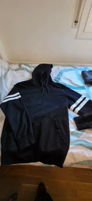 4 Sudaderas. Talla L 2 Champion/ 1 adidas / 1 Jack