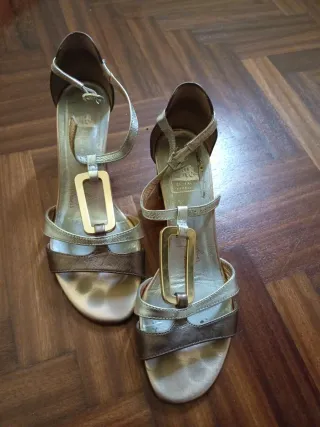 Sandalias doradas y plateadas