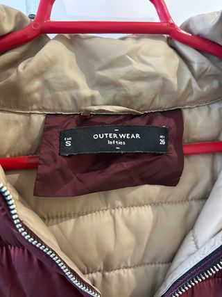 Plumífero ligero granate con capucha