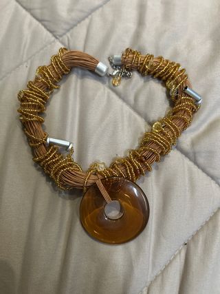 Conjunto collar y pendientes marrón y dorado