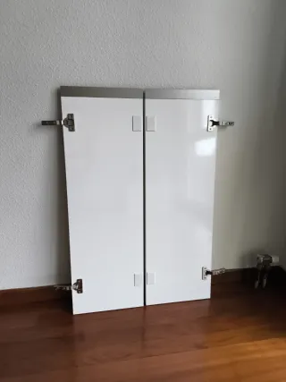 Puertas blancas modernas, con gola en metal