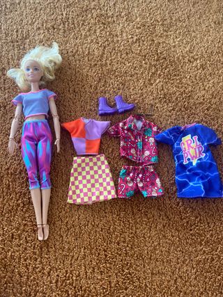 Muñeca Barbie con Ropa y Accesorios