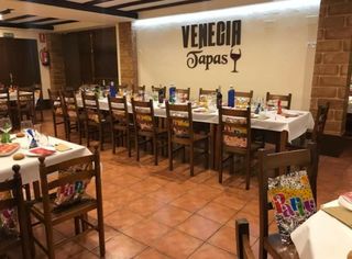 Taburetes altos. Sillas Mesas Barricas. Bancos