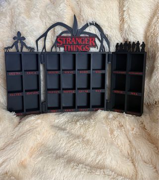 Expositor Stranger Things + llavero demogorgon