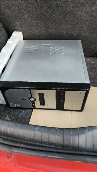 1 Pantalla de Ordenador i 3 Torres de Ordenador
