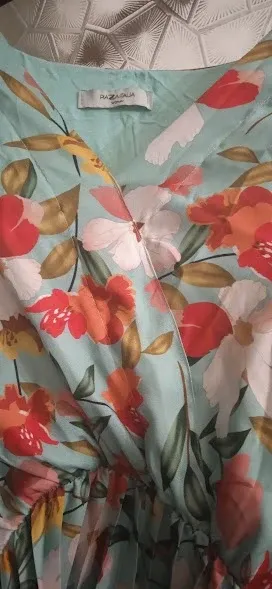 Abito floreale con vita elasticizzata