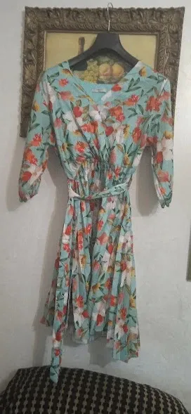 Abito floreale con vita elasticizzata