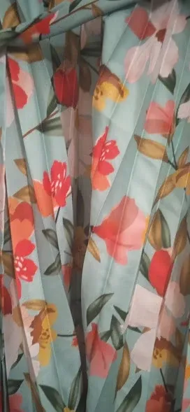 Abito floreale con vita elasticizzata