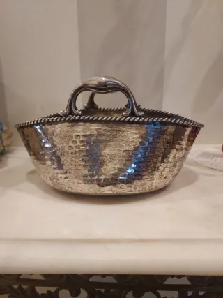 Cesta antigua de alpaca con asa