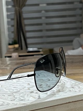 Gafas de sol Ray-Ban negras y grises