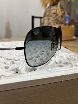 Gafas de sol Ray-Ban negras y grises