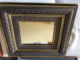 Cuadros y espejo decorativo