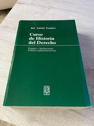 Curso de historia del derecho : fuentes e insti...