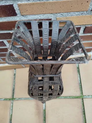 Candelabro de metal rústico