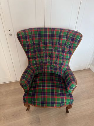 Butaca orejera tapizada cuadros escoceses.