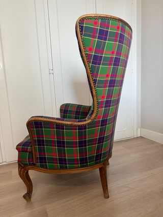 Butaca orejera tapizada cuadros escoceses.