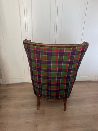 Butaca orejera tapizada cuadros escoceses.