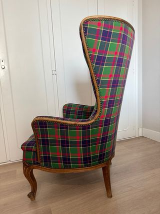 Butaca orejera tapizada cuadros escoceses.