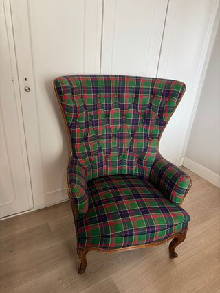Butaca orejera tapizada cuadros escoceses.