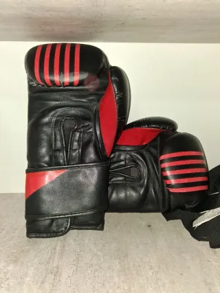 Guantes de Boxeo Negros y Rojos