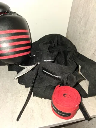 Guantes de Boxeo Negros y Rojos