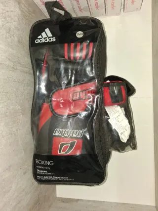 Guantes de Boxeo Negros y Rojos