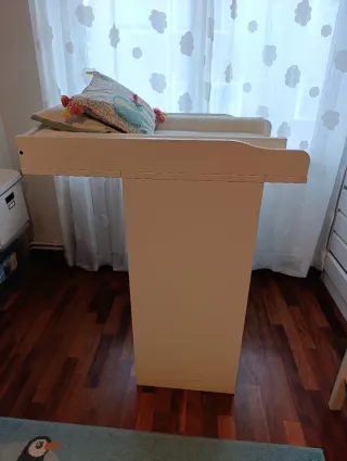 Cuna y cambiador con accesorios