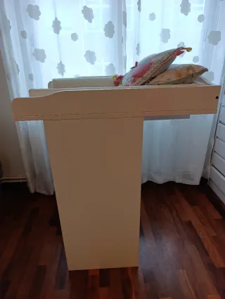 Cuna y cambiador con accesorios