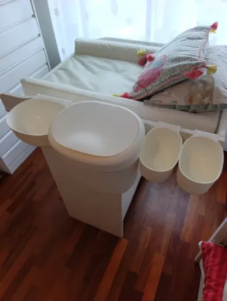 Cuna y cambiador con accesorios