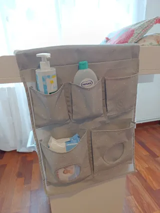 Cuna y cambiador con accesorios