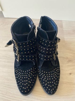 Botines negros tachuelas doradas