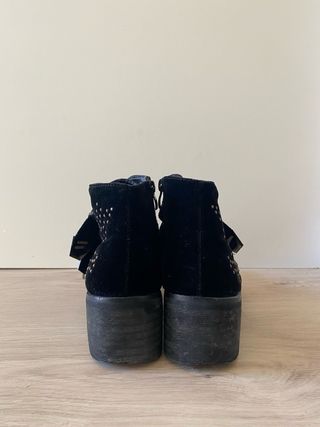 Botines negros tachuelas doradas