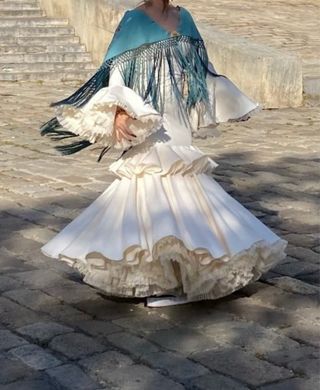Traje de flamenca beige con volantes