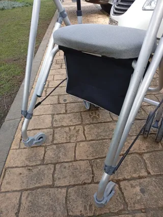 Andador con asiento y bolsa plegable