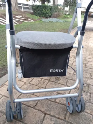 Andador con asiento y bolsa plegable