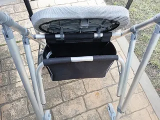 Andador con asiento y bolsa plegable