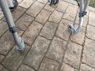 Andador con asiento y bolsa plegable