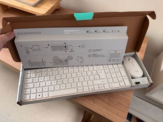 Monitor HP Serie 5 527sf y teclado y ratón