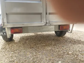 Remolque cerrado con freno