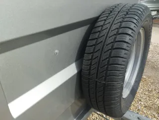 Remolque cerrado con freno