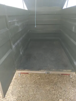 Remolque cerrado con freno