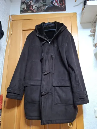 Trenca ante hombre marrón